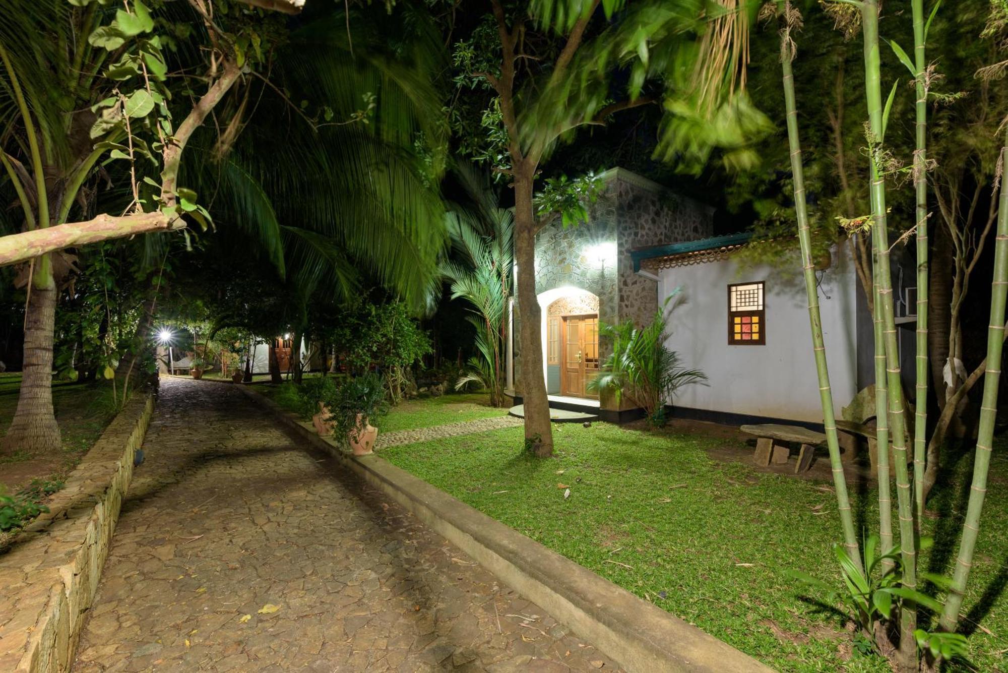 Hotel Sobana Lake Front Udawalawe Exterior foto