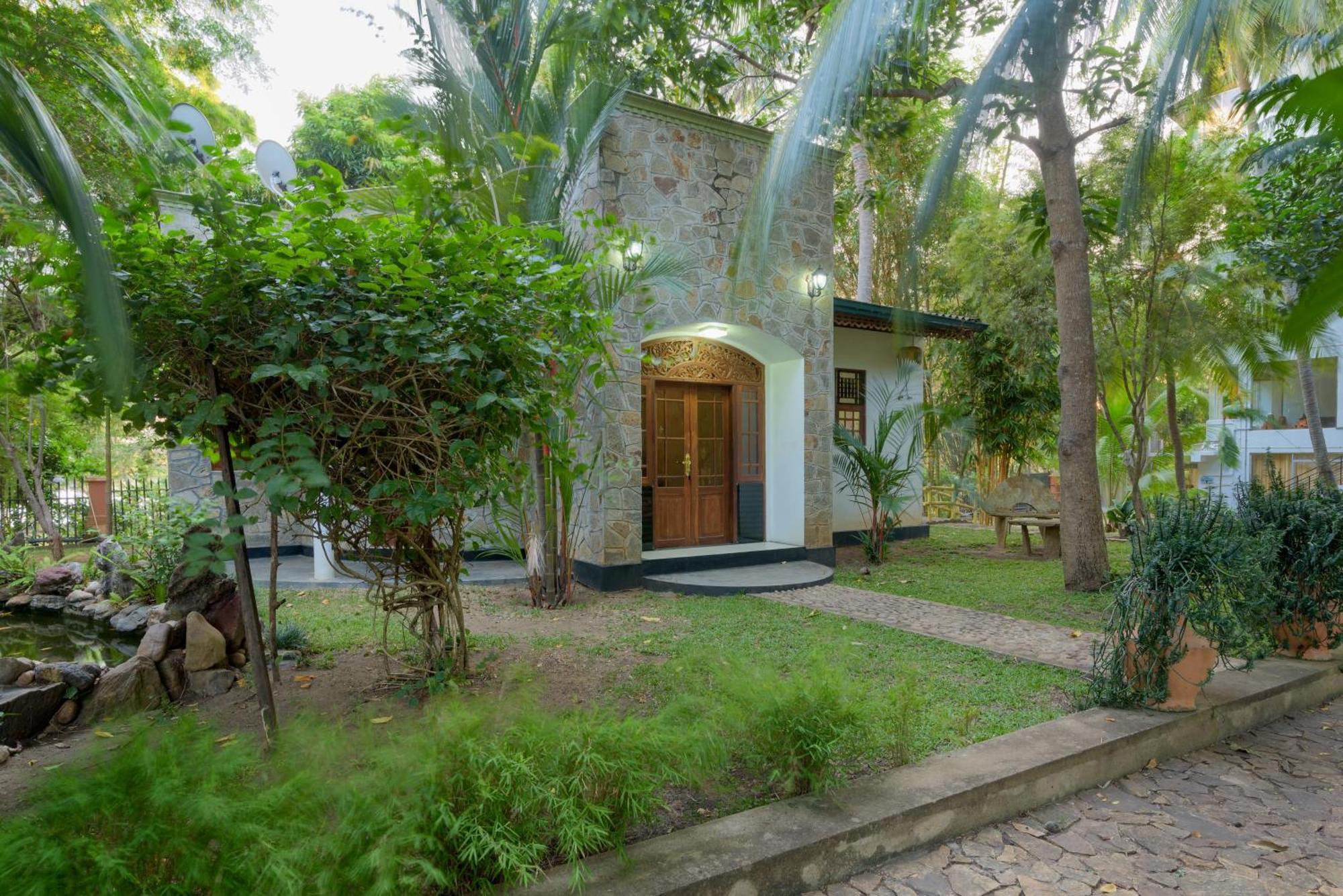 Hotel Sobana Lake Front Udawalawe Exterior foto