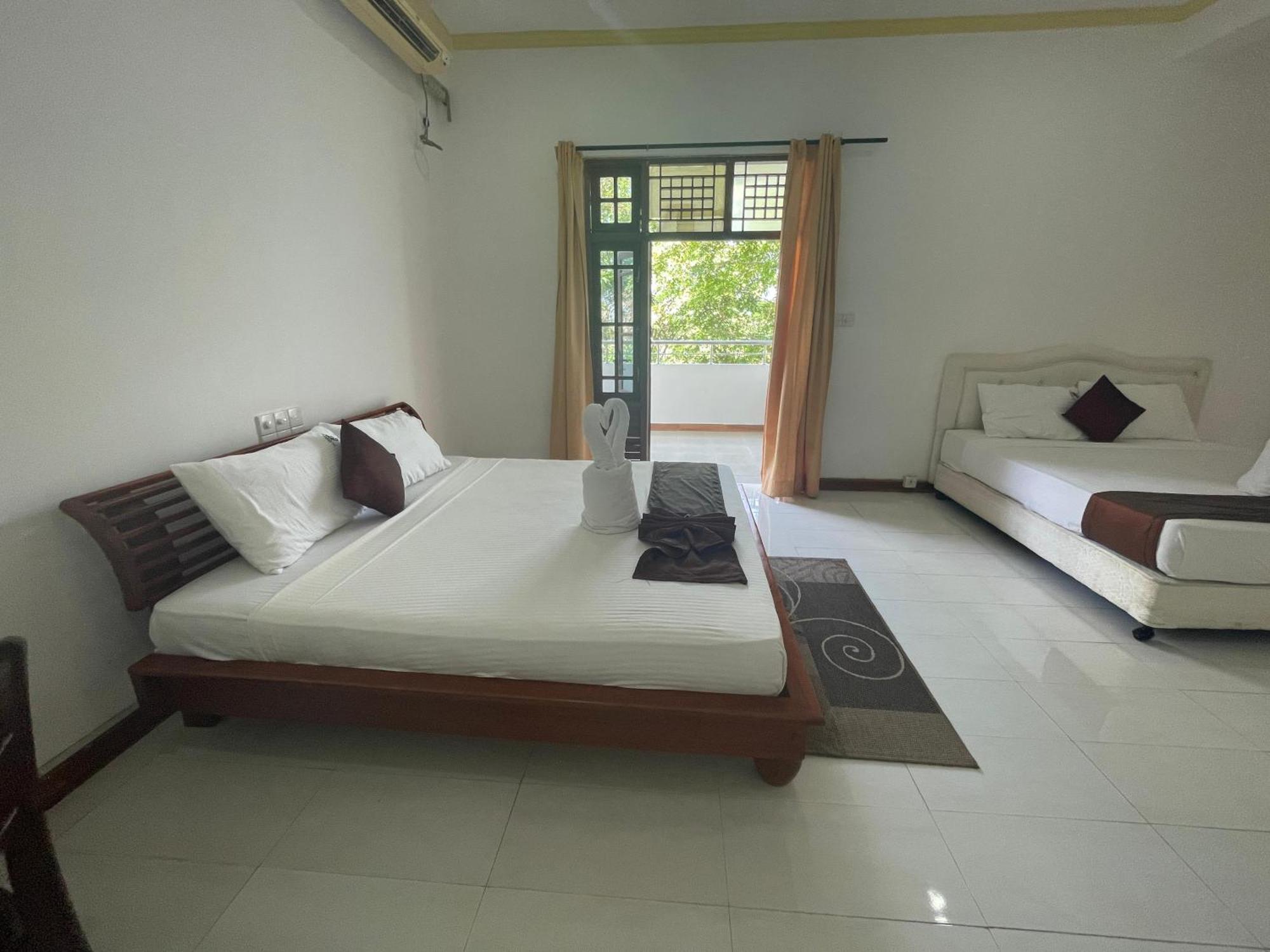Hotel Sobana Lake Front Udawalawe Exterior foto